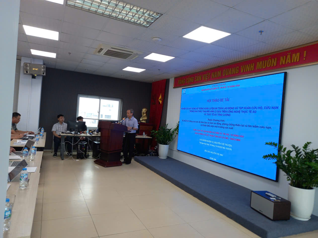 Lãnh đạo Trung tâm Cấp cứu mỏ tham dự Hội thảo khoa học về ứng dụng công nghệ thực tế ảo trong huấn luyện an toàn lao động và cứu hộ mỏ