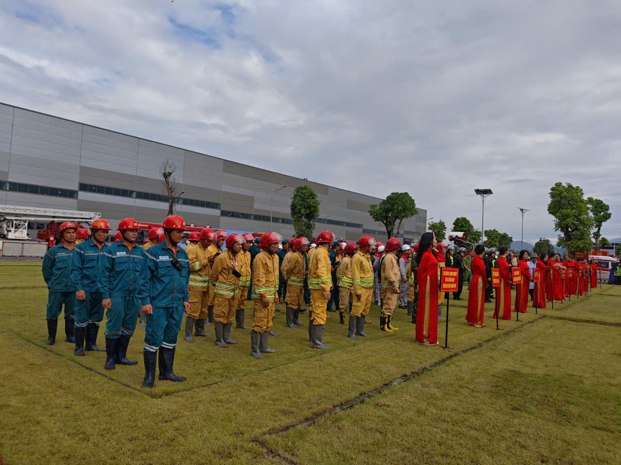 TRUNG TÂM CẤP CỨU MỎ THAM GIA DIỄN TẬP PHƯƠNG ÁN CHỮA CHÁY, CỨU NẠN, CỨU HỘ TẠI KCN THÀNH CÔNG VIỆT HƯNG